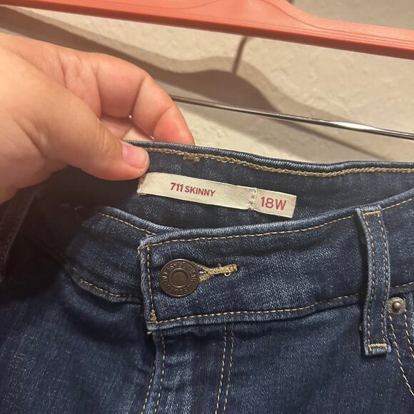 Levi's 711 Skinny high-waisted skinny jeans with star embellishments - Picture 6 of 8